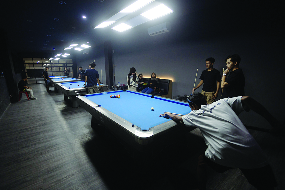 DIGANDRUNGI ANAK MUDA: Salah satu tempat bermain biliar di MM Billiars and Caf&eacute;, Kota Mataram, belum lama ini.