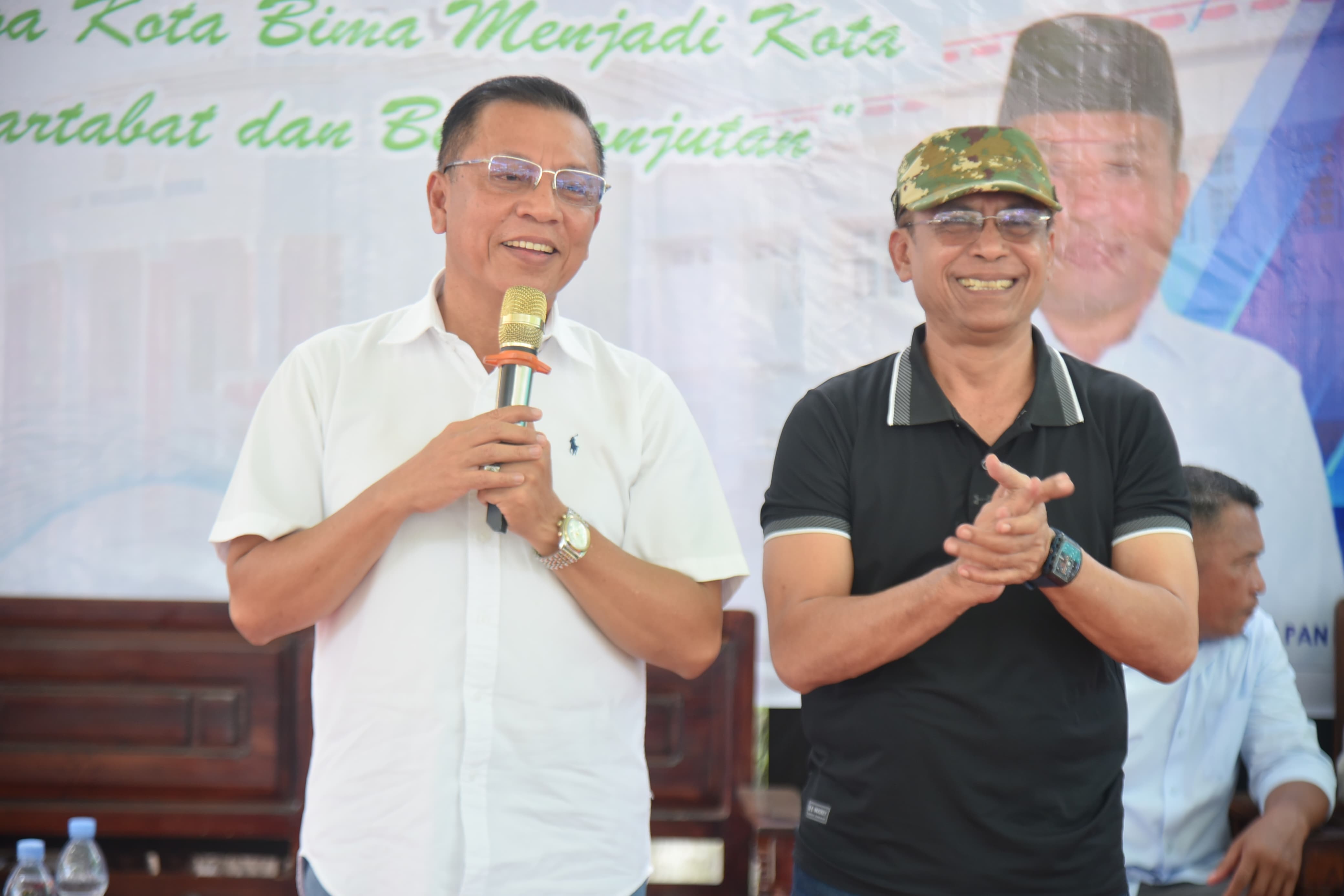 Wali Kota Bima HA Rahman H Abidin (kiri) dan Wakil Wali Kota Feri Sofiyan menyapa warga Kelurahan Kolo, Sabtu (3/5).