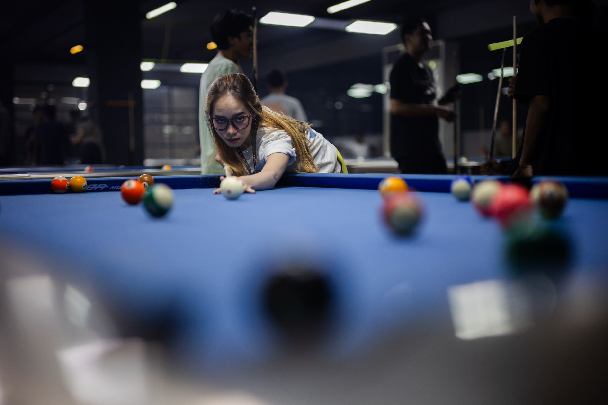 DIGANDRUNGI ANAK MUDA: Salah satu tempat bermain biliar di MM Billiars and Caf&eacute;, Kota Mataram, belum lama ini.