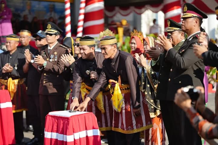 Bupati Dompu Bambang Firdaus dan Wabup Syirajuddin mendeklarasikan anti narkoba saat peringatan Hardiknas, Jumat (2/5).