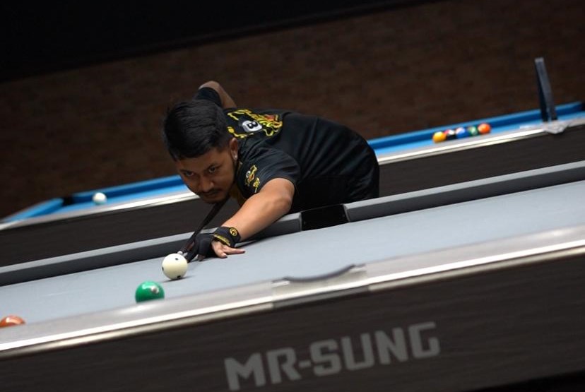 Owner WW Billiard Gde Nitya Premananda saat bermain billiard di rumah billiard miliknya di Jalan Guru Bangkol Pagesangan, belum lama ini.