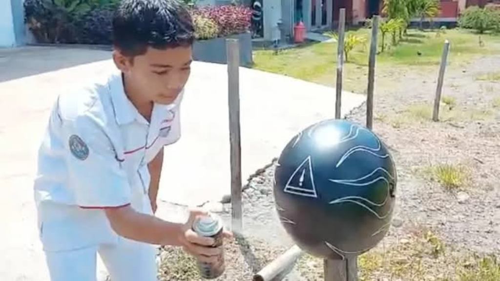 PELATIHAN: Siswa SMKN 1 Jonggat mengikuti pelatihan pengecatan air brush di sekolah setempat, belum lama ini.