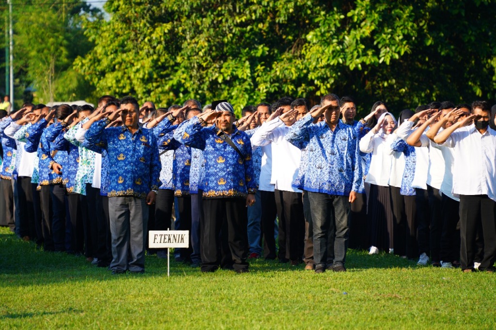 PERINGATAN HARDIKNAS: Civitas akademika Universitas Mataram (Unram) mengikuti upacara bendera peringatan Haridiknas di lapangan Rektorat Unram, Jumat (2/5).