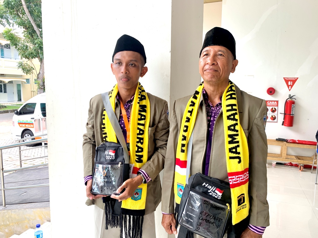 MENUNAIKAN IBADAH: Sugeng (kiri) dan ayahnya berada di Asrama Haji, Kota Mataram, sebelum bertolak ke Tanah Suci untuk melaksanakan ibadah haji.