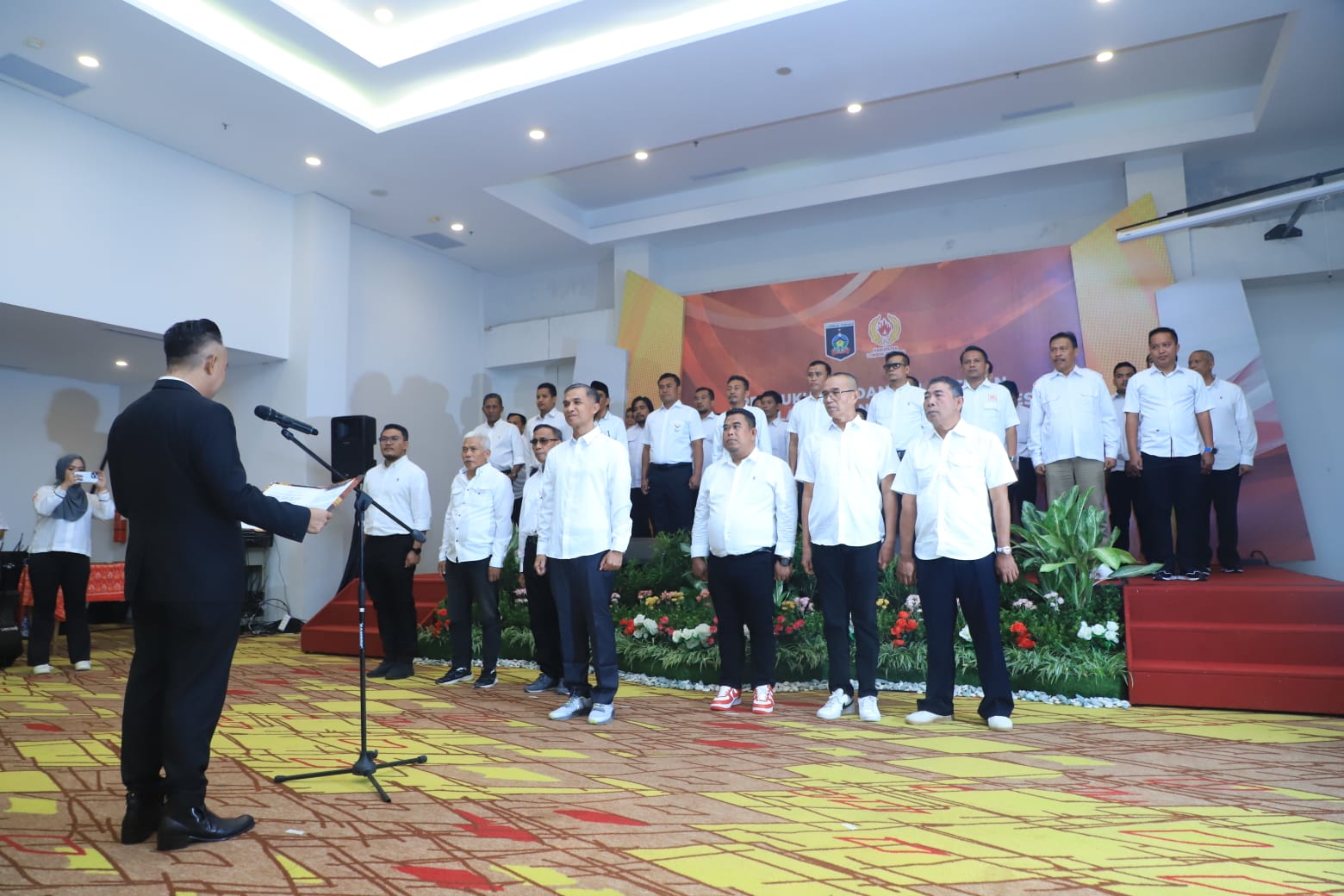 Ketua Umum KONI NTB Mori Hanafi melantik dan mengukuhkan pengurus dan anggota KONI Lombok Tengah, Kamis (1/5).