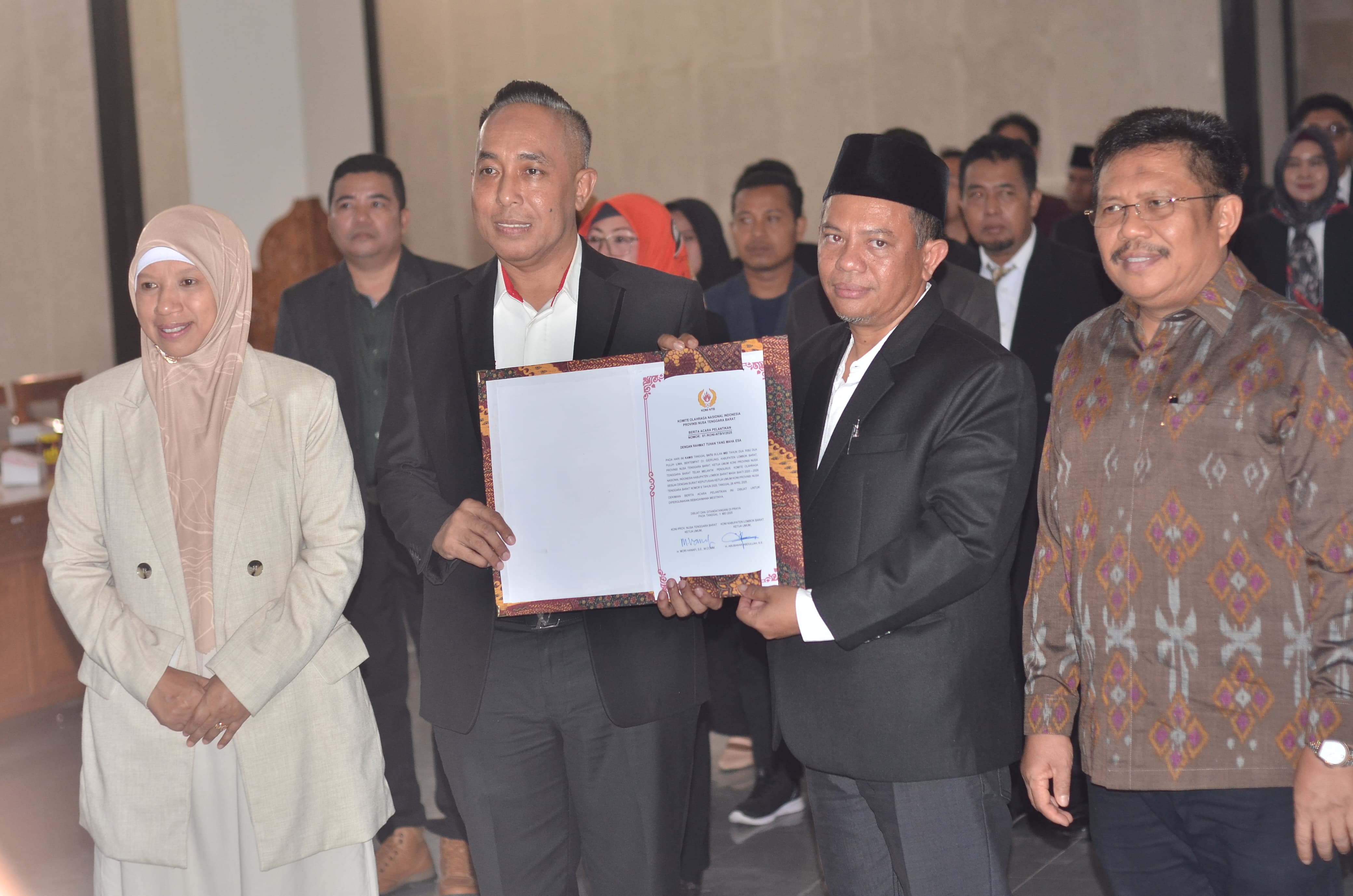 BERI DUKUNGAN: Ketua KONI Lobar Abubakar Abdullah (dua dari kanan) saat menerima SK dari Ketua KONI NTB Mori Hanafi (dua dari kiri) disaksikan Bupati Lalu Ahmad Zaini (kanan) dan Wabup Nurul Adha.