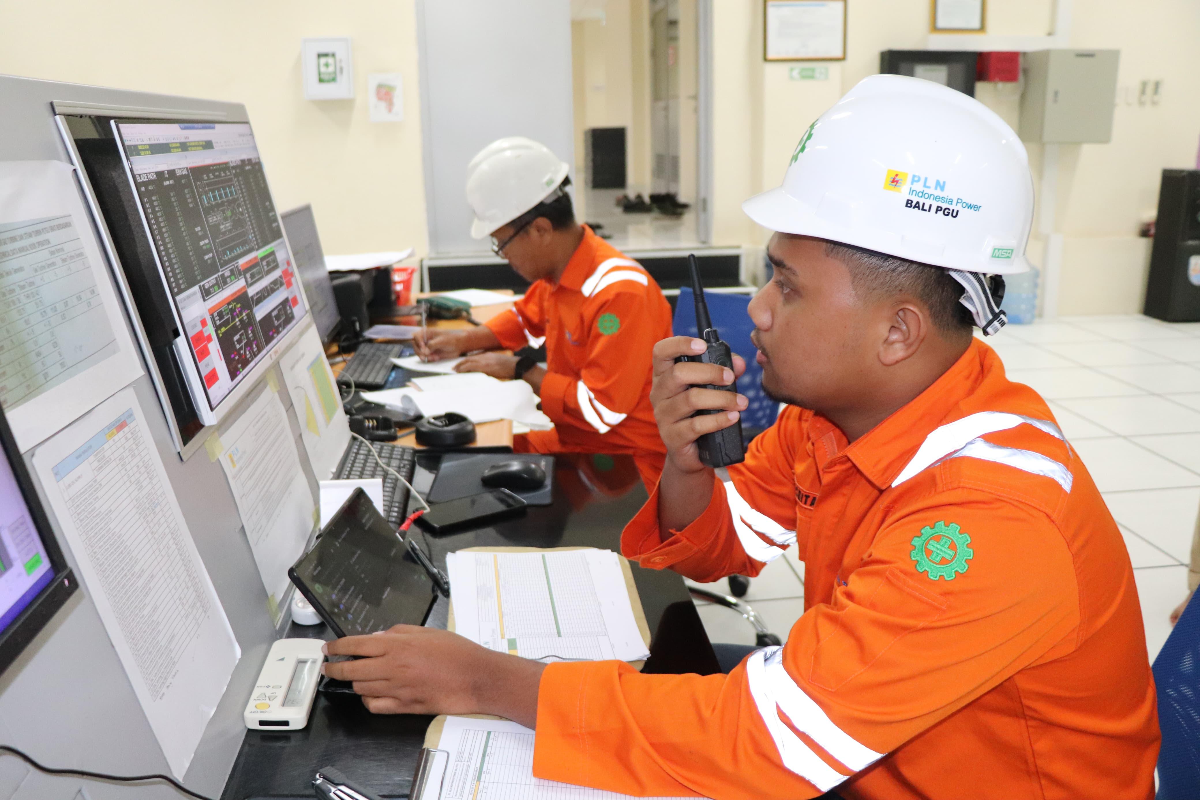 Petugas PLN tetap bersiaga untuk memastikan kondisi kelistrikan di Bali tetap andal.