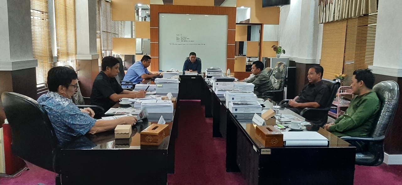 BAHAS KENDALA: Ketua Pansus RTRW Abd Rachman memimpin rapat pembahasan tahapan finalisasi, Senin (5/5/2025).