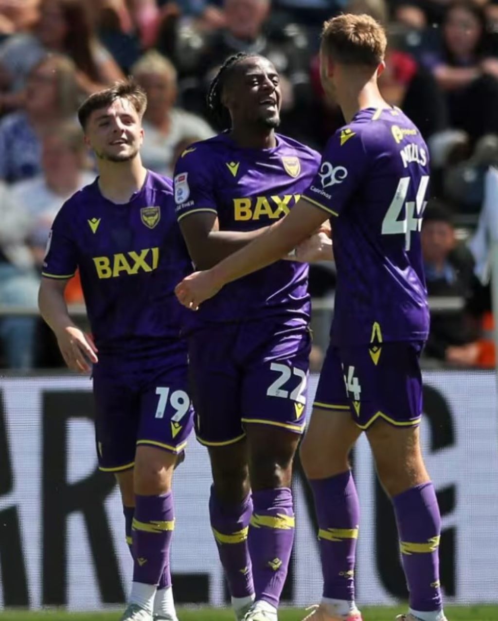 Pemain Oxford United merayakan gol kedua saat melawan Swansea pada pertandingan terakhir Divisi Championship Liga Inggris .