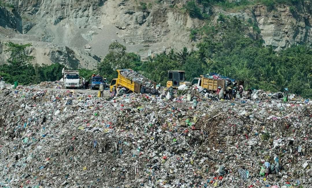 Pemerintah Kota Mataram masih memanfaatkan tempat pembuangan sampah (TPS) Sanubaya untuk menambung sampah sementara ini.