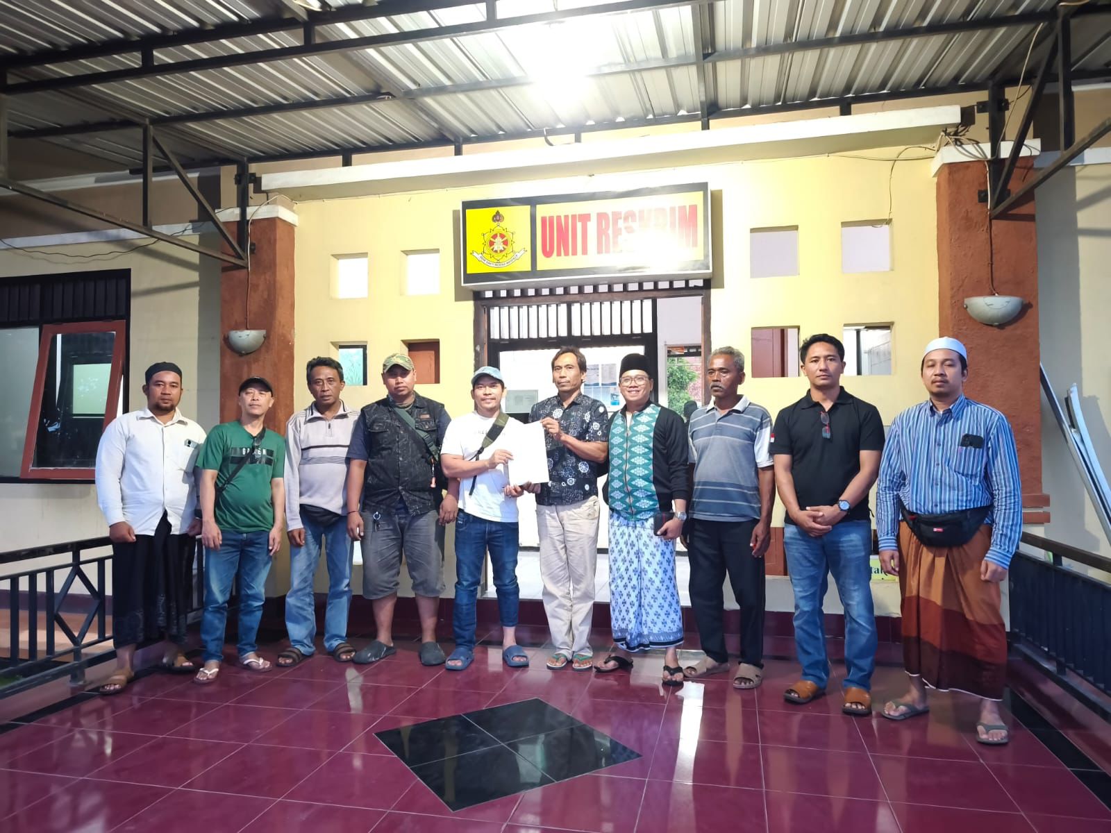 DAMAI: Kaspul Islam dan Ida Made Sunu (memegang kertas) sepakat berdamai, disaksikan Ketua Fraksi PPP DPRD Kota Mataram Zia Urrahman, kepolisian, dan tokoh dari kedua belah pihak, Sabtu (3/5/2025)