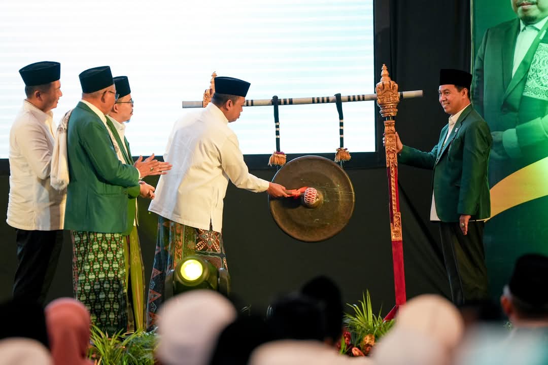 Menteri ATR/Kepala BPN Nusron Wahid memukul gong sebagai tanda dibukanya Mukernas PBNW XV saat perayaan Hadi NW ke-72 di Mataram, Kamis (1/5).
