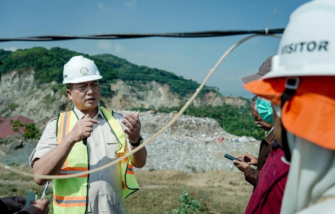 Gubernur NTB Dr Lalu Muhamad Iqbal saat turun langsung Jumat (2/5) lalu mengunjungi Tempat Pembuangan Akhir (TPA) Regional Kebon Kongok, Lombok Barat.