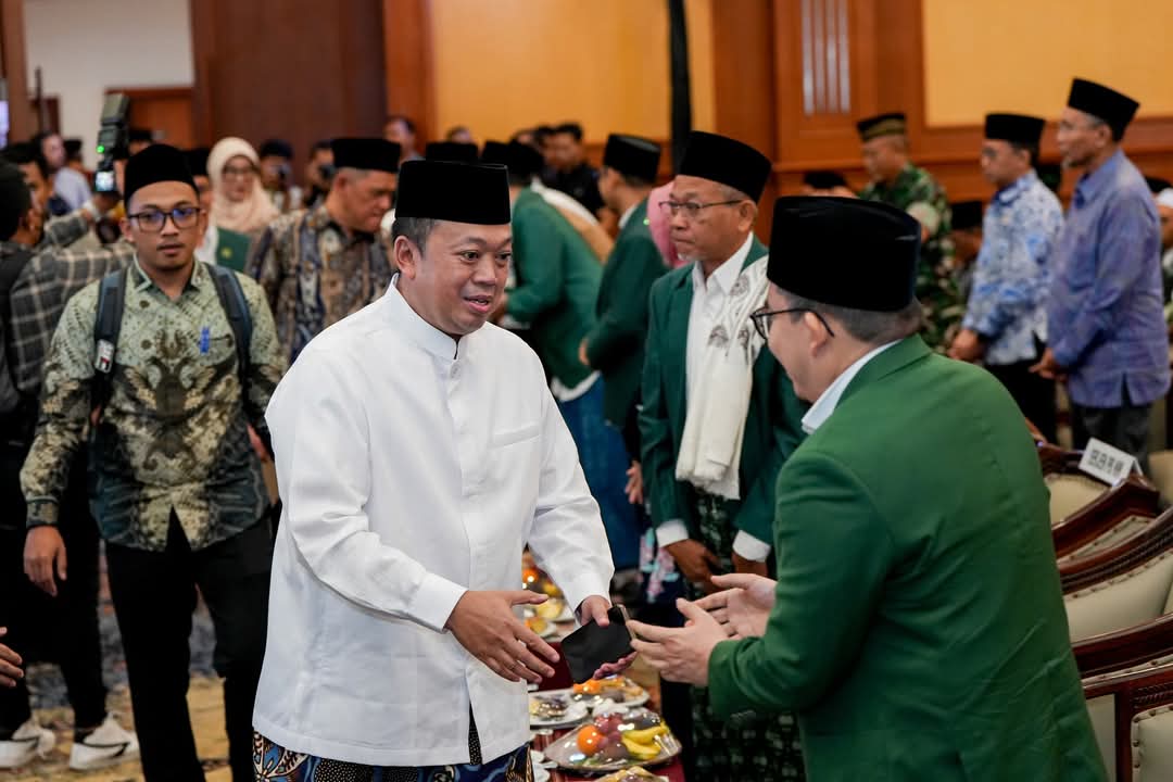 Ketua Umum PBNW TGKH M Zainuddin Atsani menyambut kedatangan Menteri ATR/BPN Nusron Wahid saat peringatan Hadi NW ke-72 sekaligus Mukernas PBNW XV di Mataram pada Kamis (1/5).