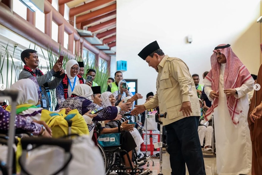 Presiden Prabowo Subianto bersama sejumlah jamaah calon haji. (tangkapan layar IG Presiden Republik Indonesia)
