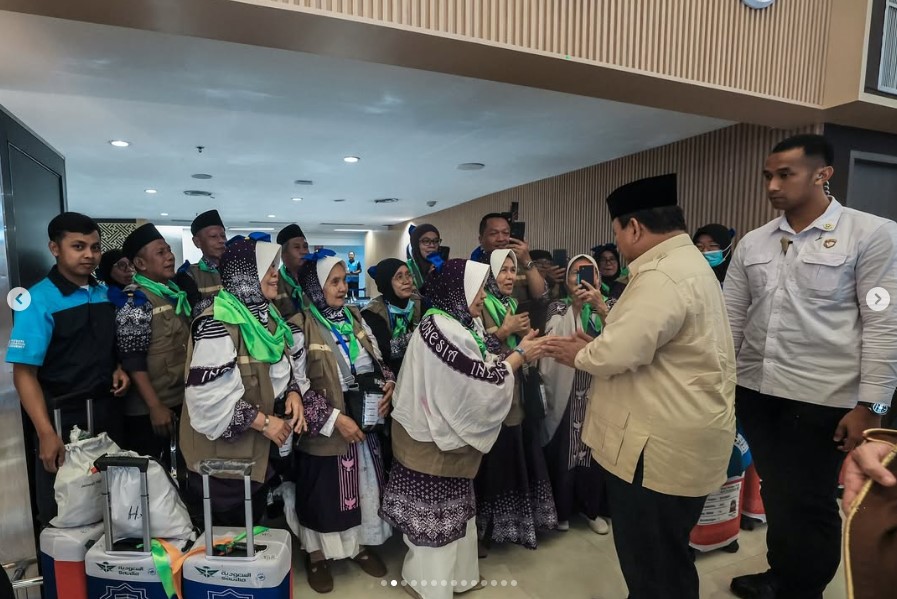 Presiden Prabowo Subianto bersama sejumlah jamaah calon haji. (tangkapan layar IG Presiden Republik Indonesia)