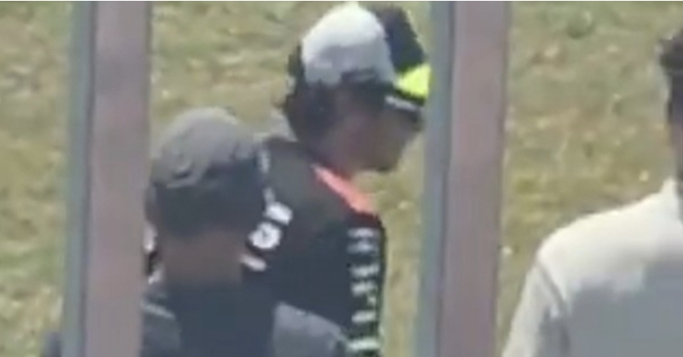 Banyak yang menafsirkan gestur Valentino Rossi sebagai ekspresi kepuasan atas kegagalan rival abadinya itu.