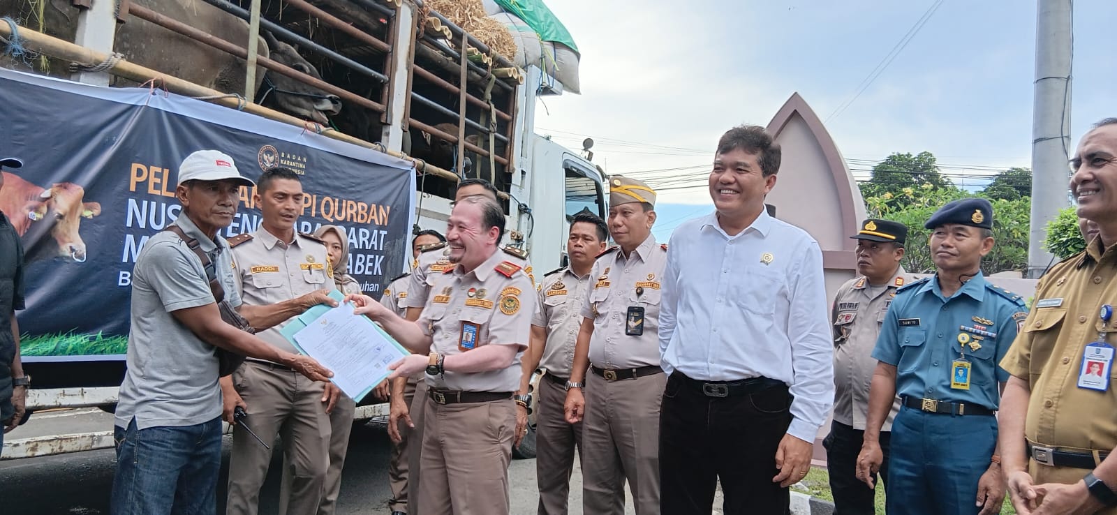 Kepala Badan Karantina Indonesia (Barantin) Sahat M Panggabean (kemeja putih) saat menyaksikan penyerahan sertifikat ke pengirim sapi di Lembar, Senin (5/5).