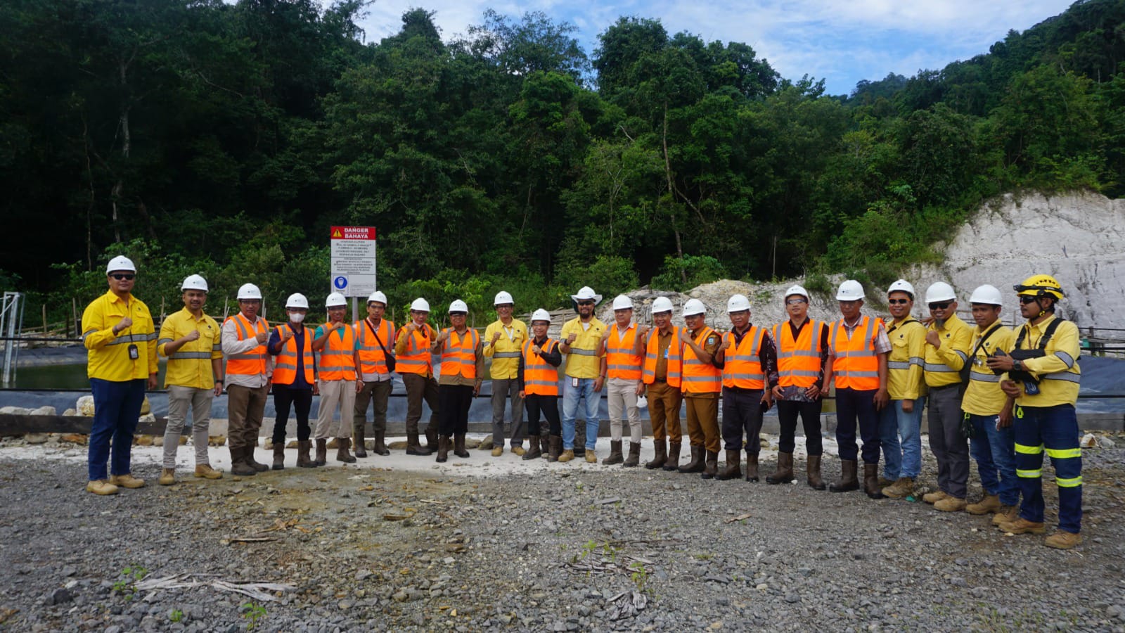Pemprov NTB dan DPRD Dompu&nbsp;meninjau pengelolaan lingkungan berkelanjutan PT STM di Dompu, Senin (5/5).