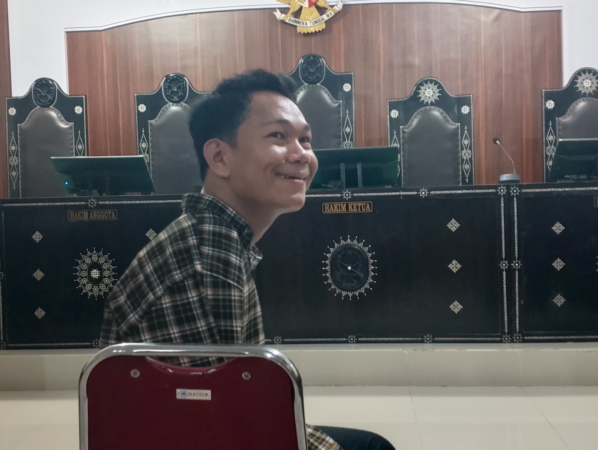 Terdakwa pelecehan seksual I Wayan Agus Suartana alias Agus Buntung tersenyum sebelum sidang dengan agenda pembacaan tuntutan di PN Mataram, Senin (5/5). (Harli/Lombok Post)