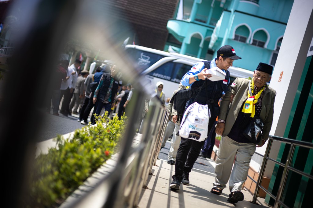 SEMOGA MABRUR: Petugas haji mendampingi jamaah calon haji asal Kota Mataram di Asrama Haji, akhir pekan Minggu (4/5).