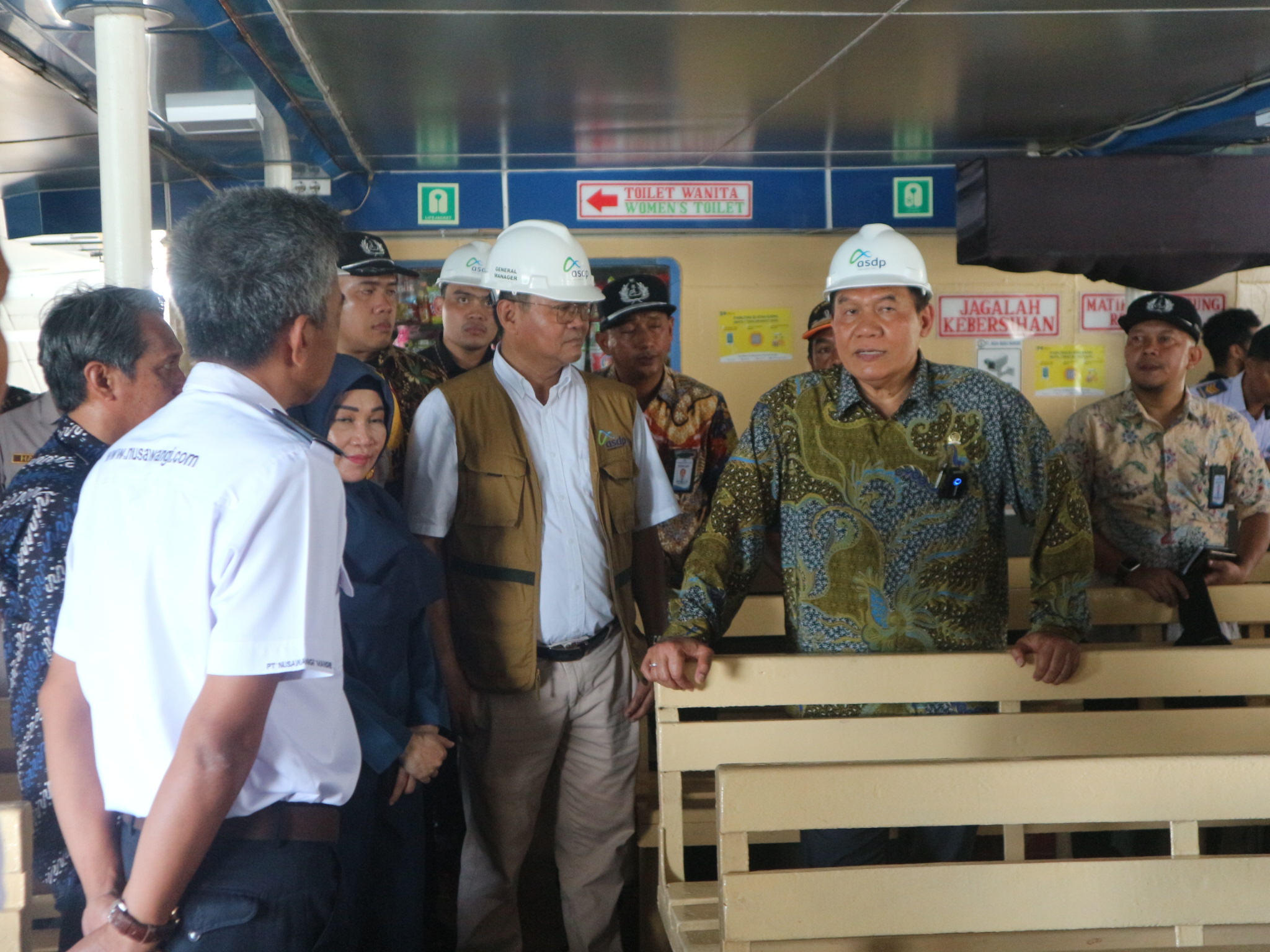 TINJAU: Bambang Haryo Soekartono anggota Kelompok Fraksi (Kapoksi) Komisi VII DPR RI Fraksi Gerindra, saat meninjau kondisi Pelabuhan Kayangan, Lombok Timur (Lotim), Sabtu (4/5).