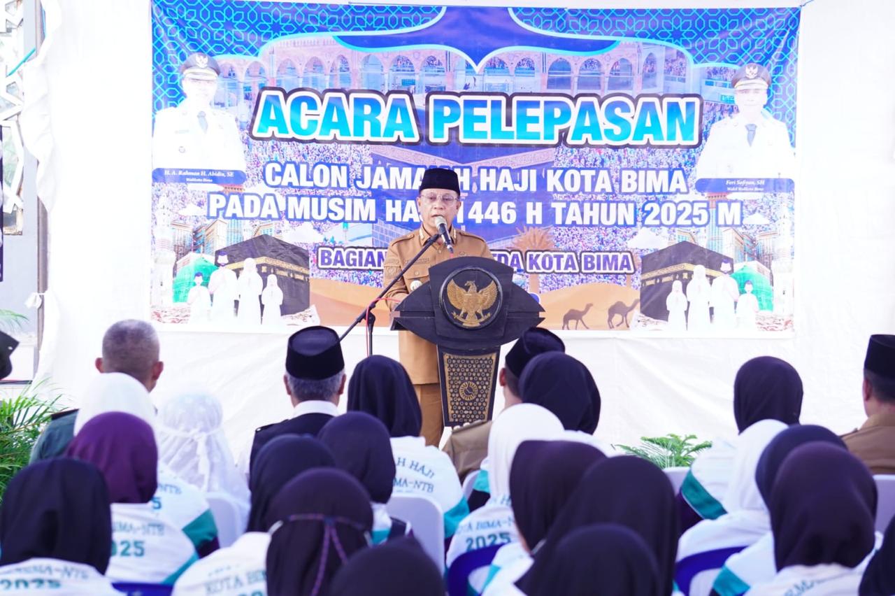 Wali Kota Bima HA Rahman H Abidin melepas CJH, Senin (5/5).