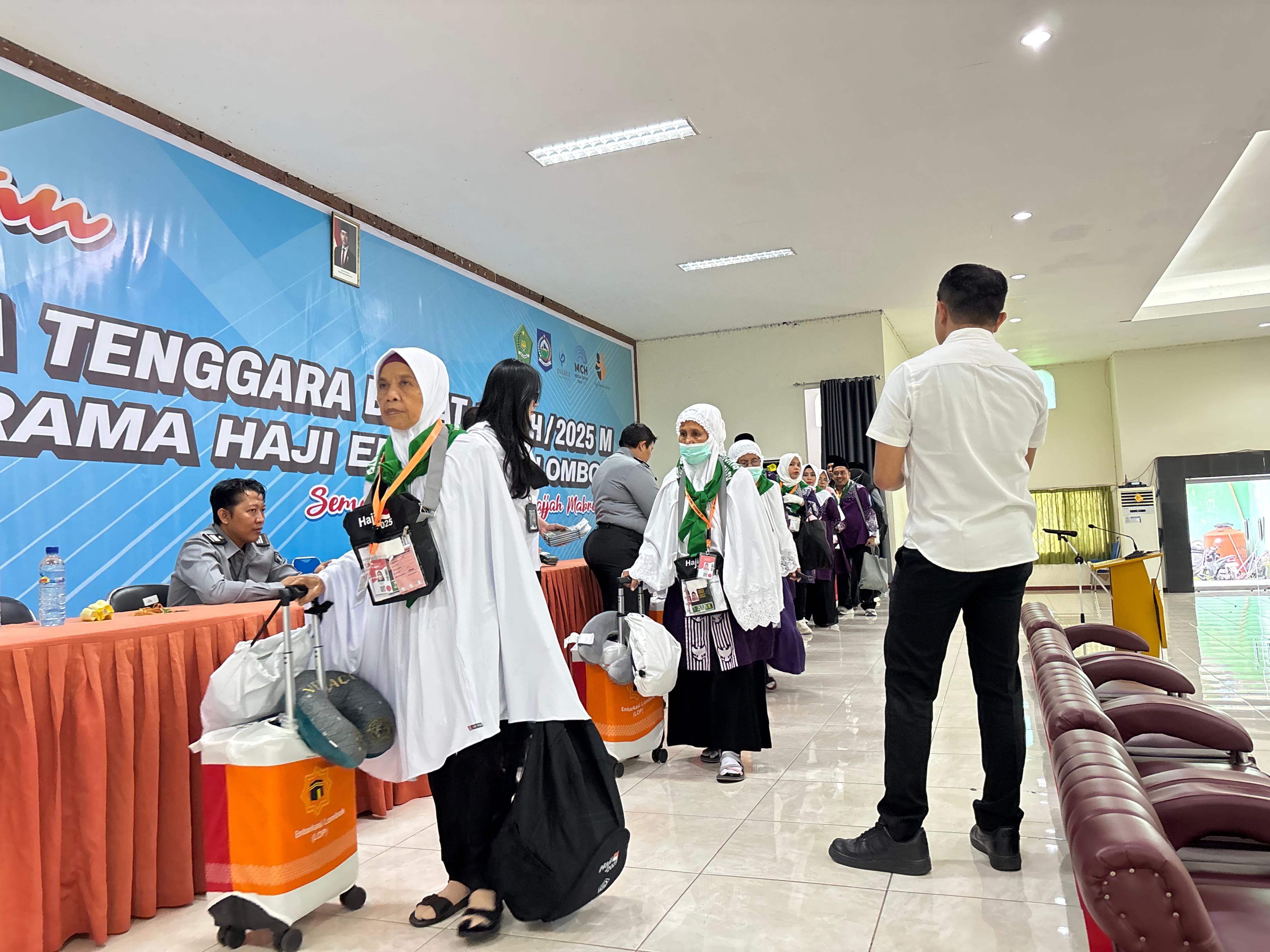 Pada saat pelepasan, JCH Kloter 4 asal Lombok Timur akan menerima paspor, living cost, boarding pass, dan pemeriksaan x-ray oleh bea cukai dan maskapai Garuda Indonesia, Senin (5/5).