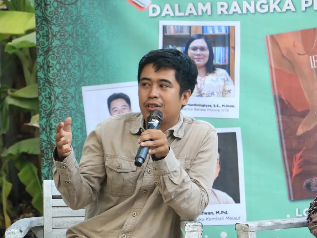 PRODUKTIF: Arianto Adi Purwanto presentasi dalam sebuah kegiatan literasi. Karyanya terpilih publikasi pada sayembara Penulisan Cerita Anak Dwibahasa.