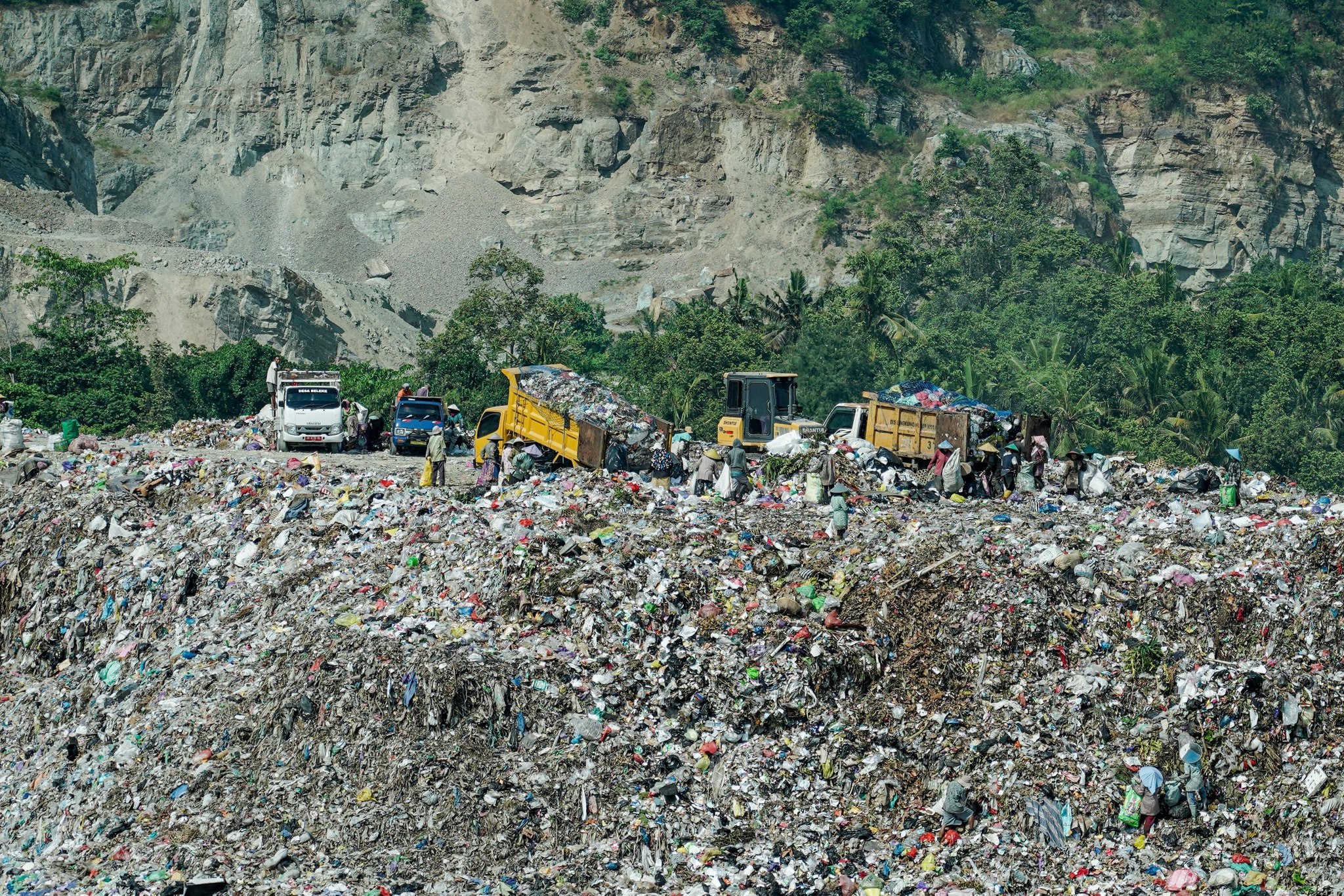 BUANG SAMPAH: Air lindi bisa terbentuk ketika air hujan menyaring melalui tumpukan sampah di TPAR Kebon Kongok.
