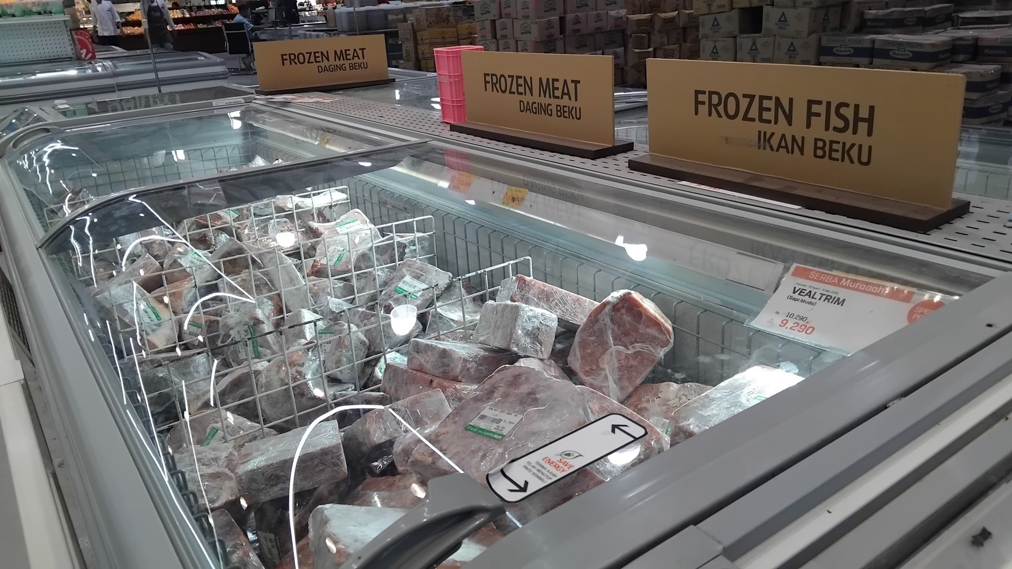 STOK DISTRIBUTOR KOSONG: Daging beku yang dijual di salah satu supermarket Mataram, kemarin (5/5). Stok daging beku di tingkat distributor saat ini sedang kosong.