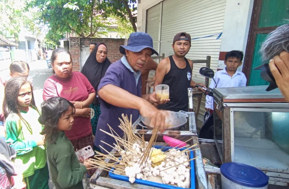 Zainuddin menjual telur lilit keliling sejak tahun 80-an dan akhirnya bisa berangkat haji.