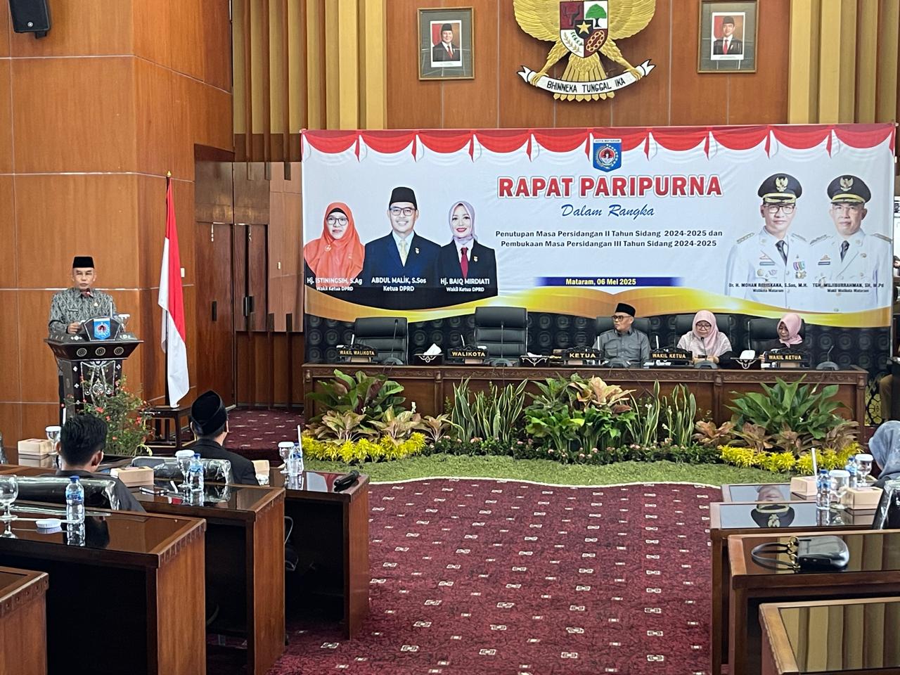 KHIDMAT: Wakil Wali Kota Mataram TGH Mujiburrahman menyampaikan sambutan dalam Rapat Paripurna DPRD Kota Mataram, Selasa (6/5/2025).