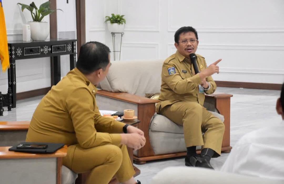 Senin (5/5) kemarin Gubernur NTB menggelar rapat darurat dengan Pemerintah Kota Mataram dan Pemerintah Kabupaten Lombok Barat bertempat di ruang kerja Gubernur.