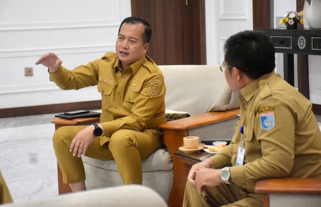 Gubernur NTB mengajak Lombok Barat dan Kota Mataram bekerjasama membahas solusi penanggulangan sampah baik jangka pendek, menengah maupun panjang.