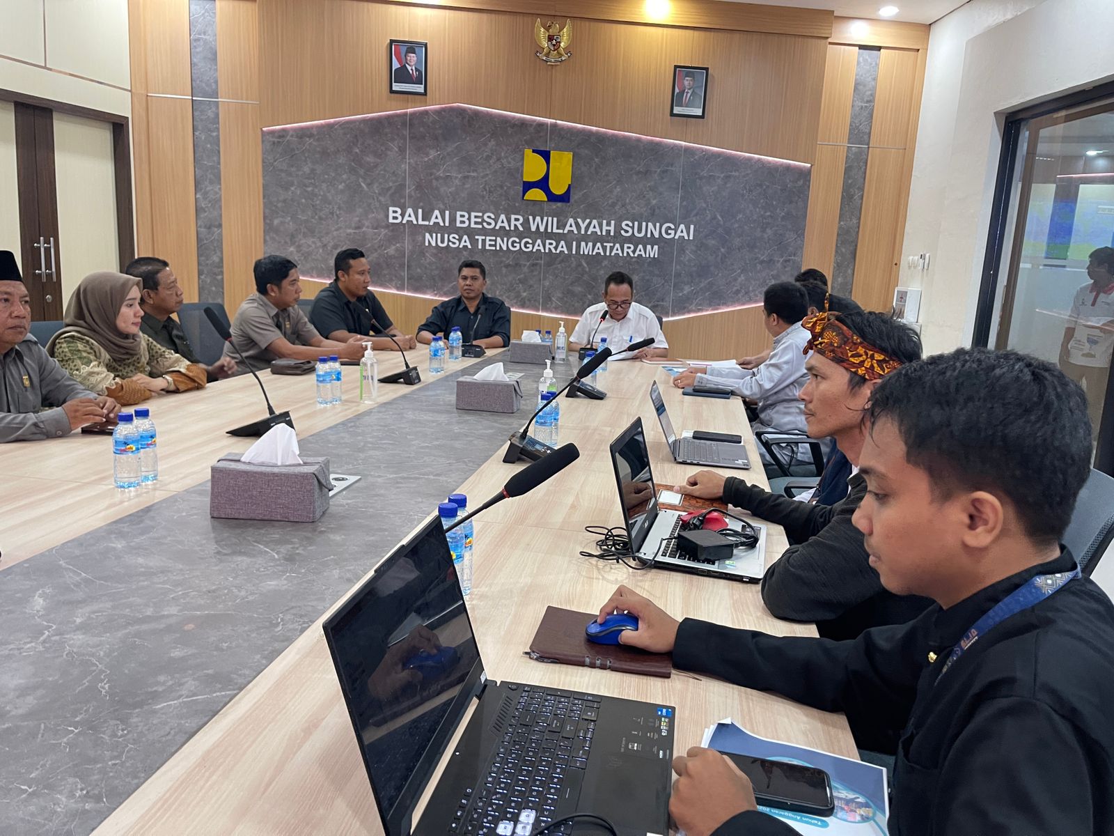 DENGAR PEMAPARAN: Pansus RTRW Kota Mataram saat menggelar pertemuan dengan jajaran BBWS NT 1 Mataram, Selasa (6/5/2025).