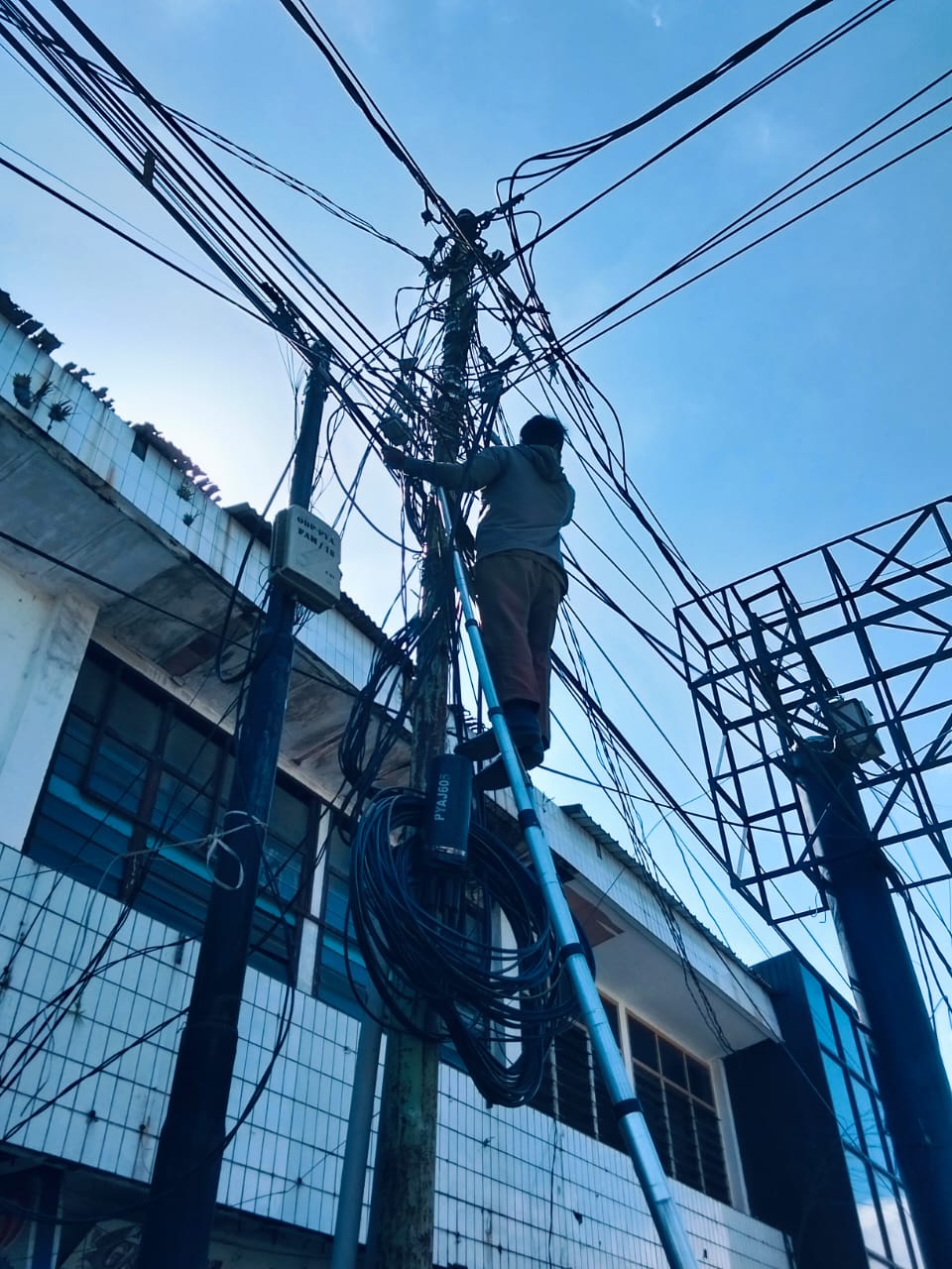 Tampak petugas menertibkan kabel semerawut di Kota Praya, Lombok Tengah, Selasa (6/5).