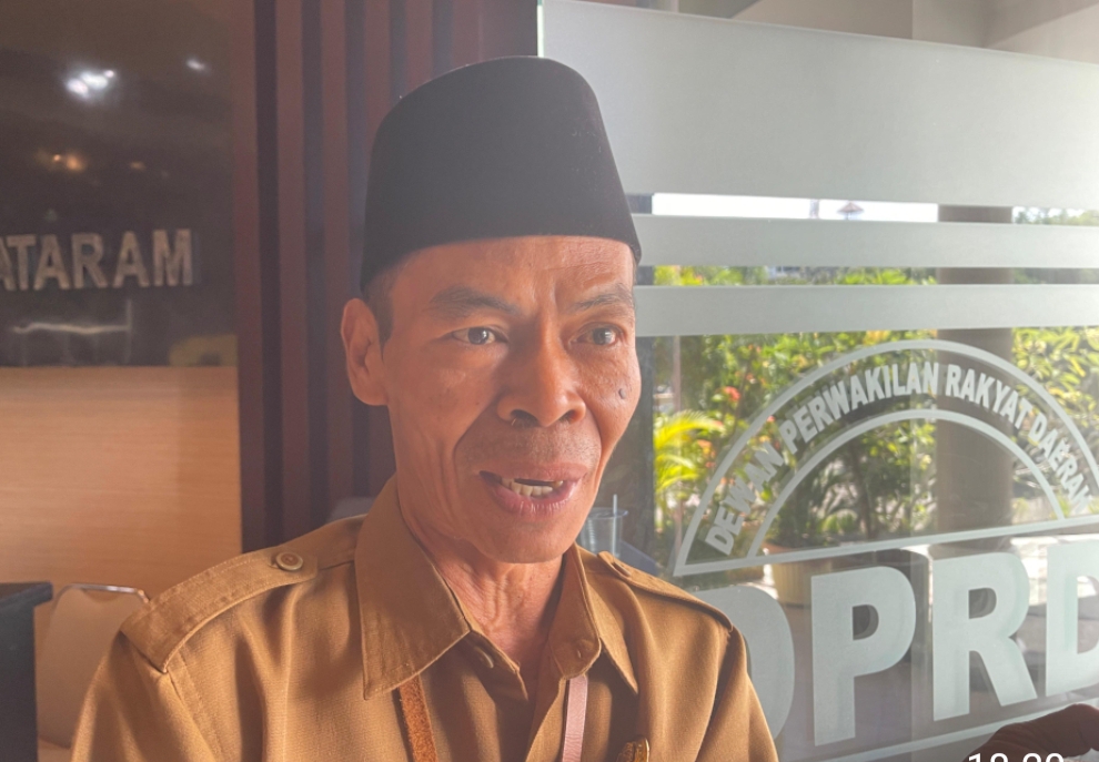 PELAYANAN INKLUSIF: Petugas Dinas Dukcapil Kota Mataram melakukan perekaman e-KTP bagi seorang ODGJ di Kelurahan Pagutan Barat, Senin (5/5/2025).
