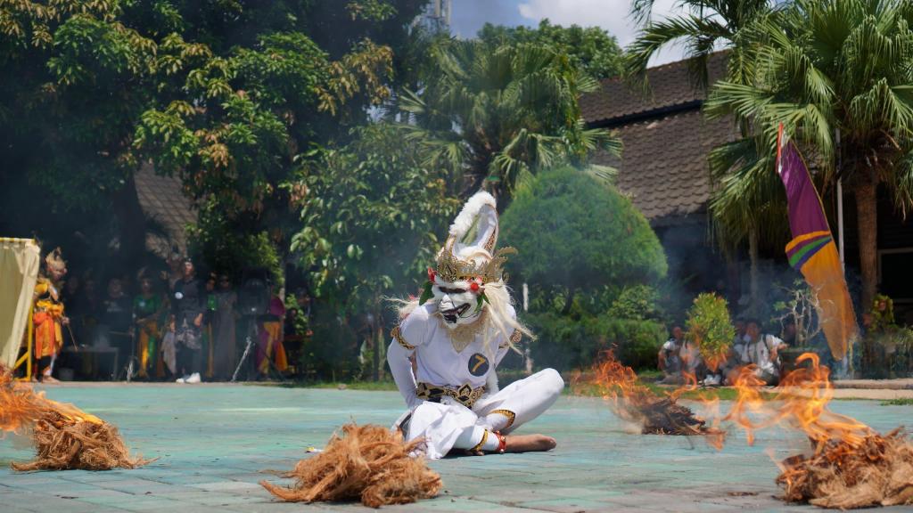 PENTAS SENI: Siswa SMAN 4 Mataram menampilkan seni teater dengan lakon Ramayana Prahara Api Cinta di halaman sekolah setempat, tahun lalu.