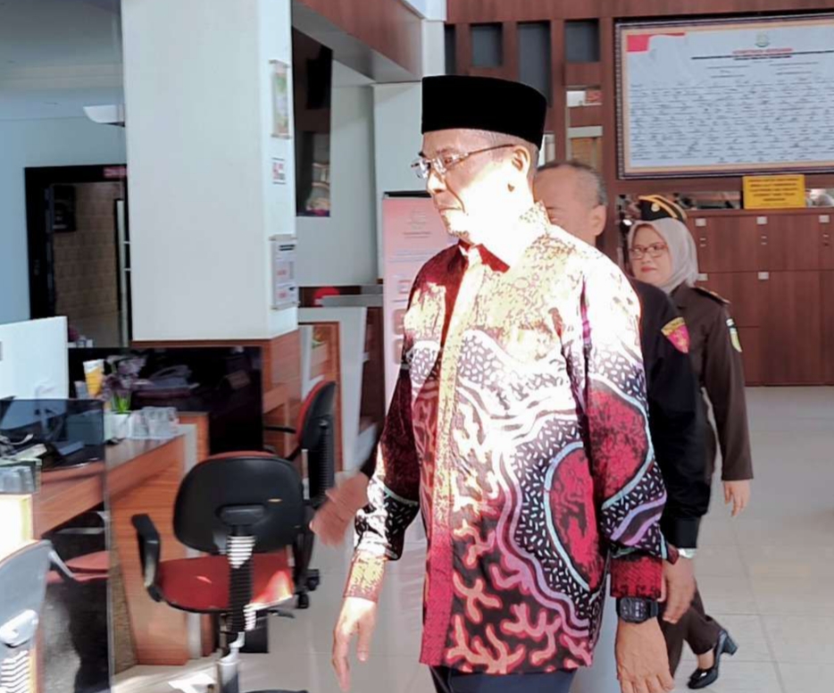 Mantan Gubernur NTB TGB M Zainul Majdi saat tiba di gedung Kejati NTB, Selasa (6/5). (Istimewa/Lombok Post)