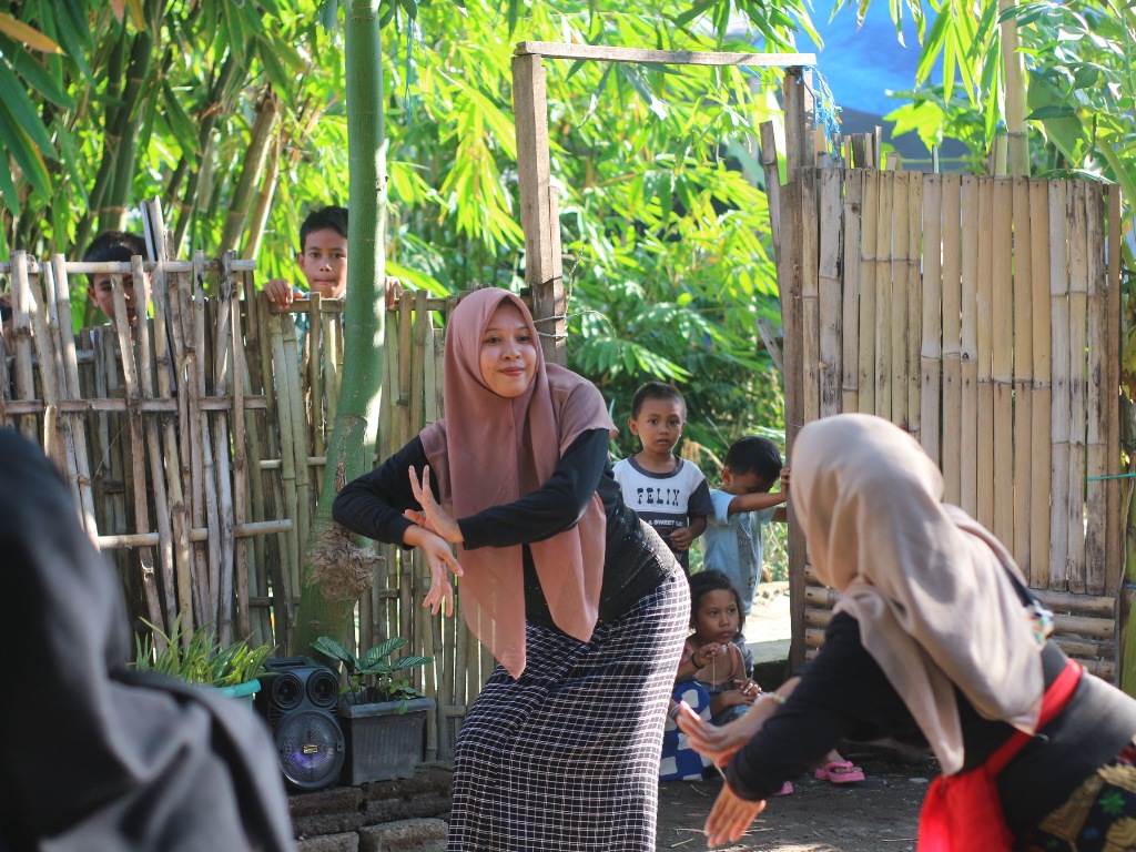 MENARI: Dewi Nur Afrilia sedang mengajar muridnya menari di Sanggar De Sasih, Senin (5/5).