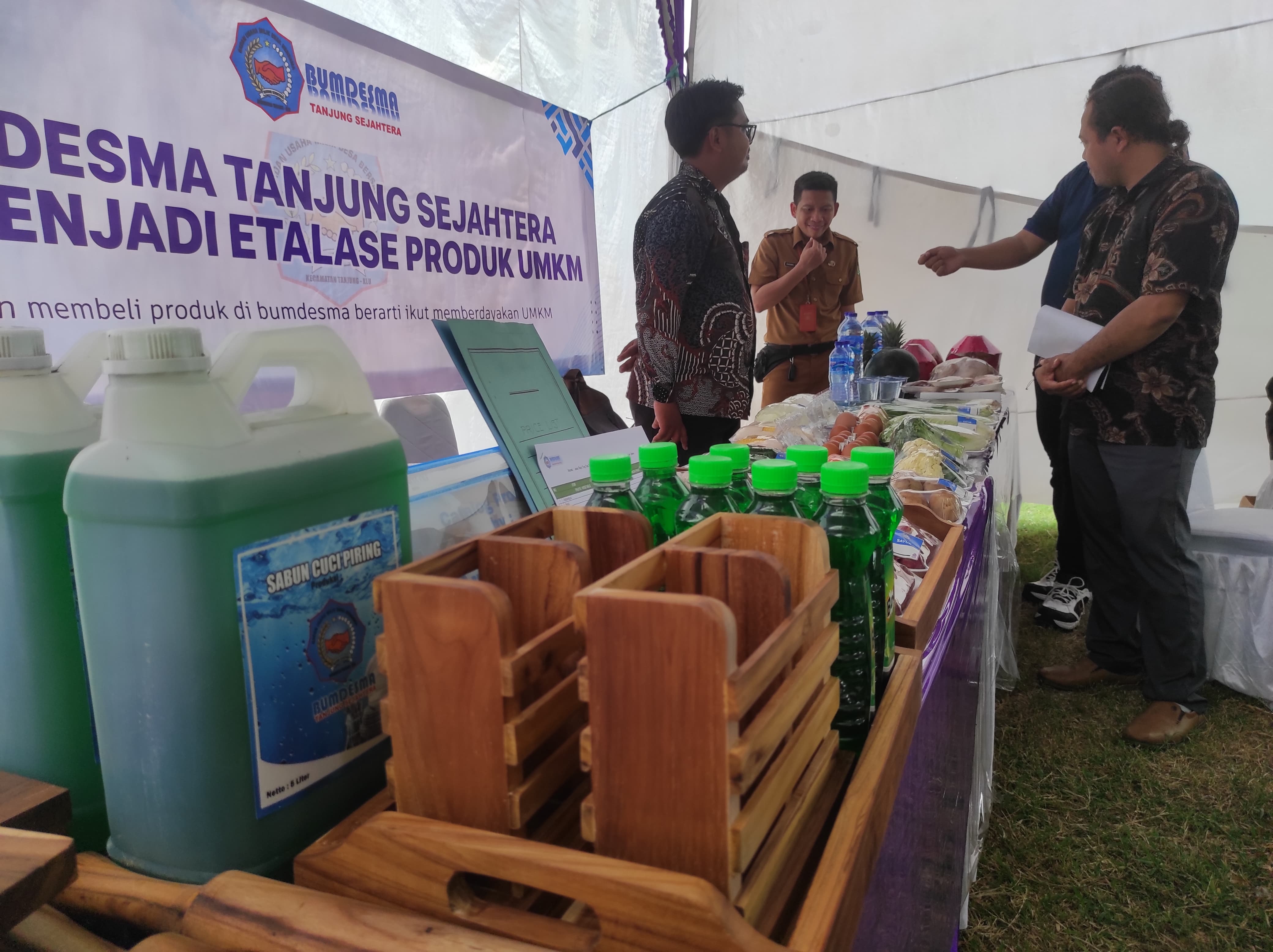 PRODUK LOKAL: Sejumlah produk lokal UMKM KLU yang dipersiapkan untuk memenuhi kebutuhan hotel dalam bazar, pekan lalu.