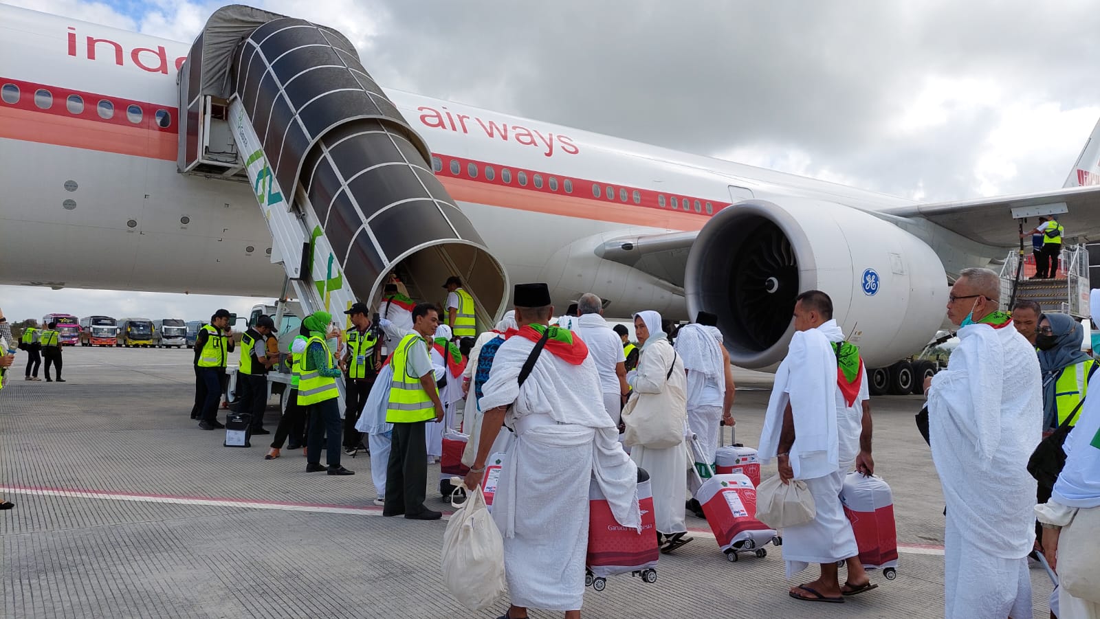 Jamaah calon haji bersiap menaiki pesawat untuk diberangkatkan menuju Tanah Suci di Bandara Internasional Zainuddin Abdul Madjid, Loteng,