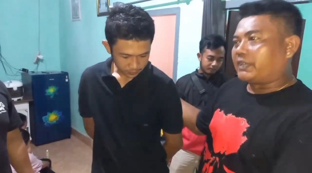 DICOKOK: Terduga bandar narkoba berinisial AH diringkus polisi di rumahnya, Desa Gerimak Indah, Narmada, Lombok Barat (Lobar), Selasa (6/5).