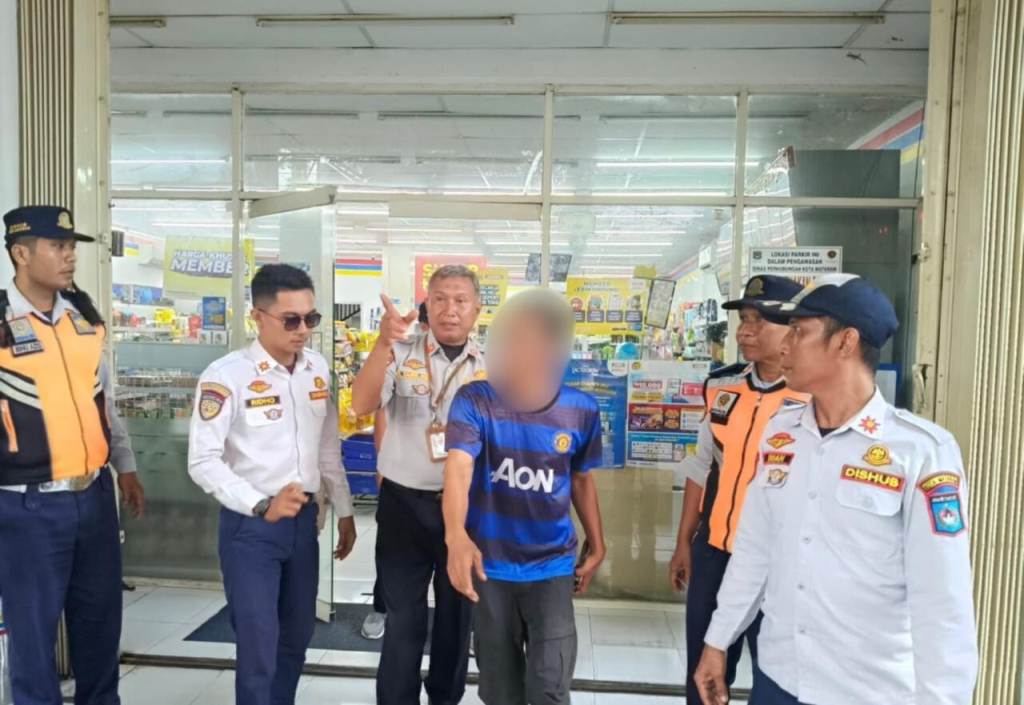 PENERTIBAN: Sejumlah Jukir liar diamankan tim Satgas Berantas Premanisme di salah satu tempat di Kota Mataram, Selasa (6/5).