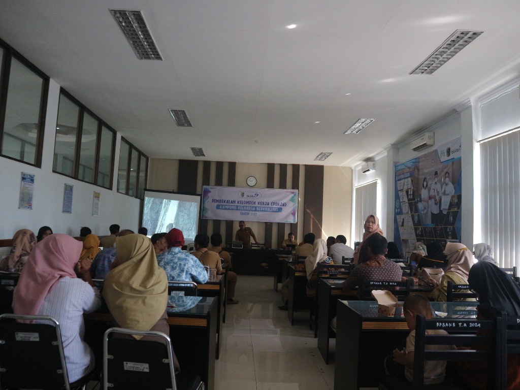 PENINGKATAN KAPASITAS: Pengelola kampung keluarga berkualitas saat mengikuti pembekalan pengelolaan kampung keluarga berkualitas di Lotim, Selasa (6/5).&nbsp;