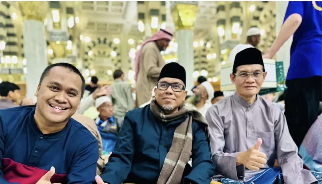 AKRAB: (Dari kiri-kanan) Direktur Lombok Post Alfian Yusni, Dirut Muhsinin Tour and Travel Ahmad Muharis dan Wabup Lombok Tengah Nursiah saat berada di Masjid Nabawi, Madinah.
