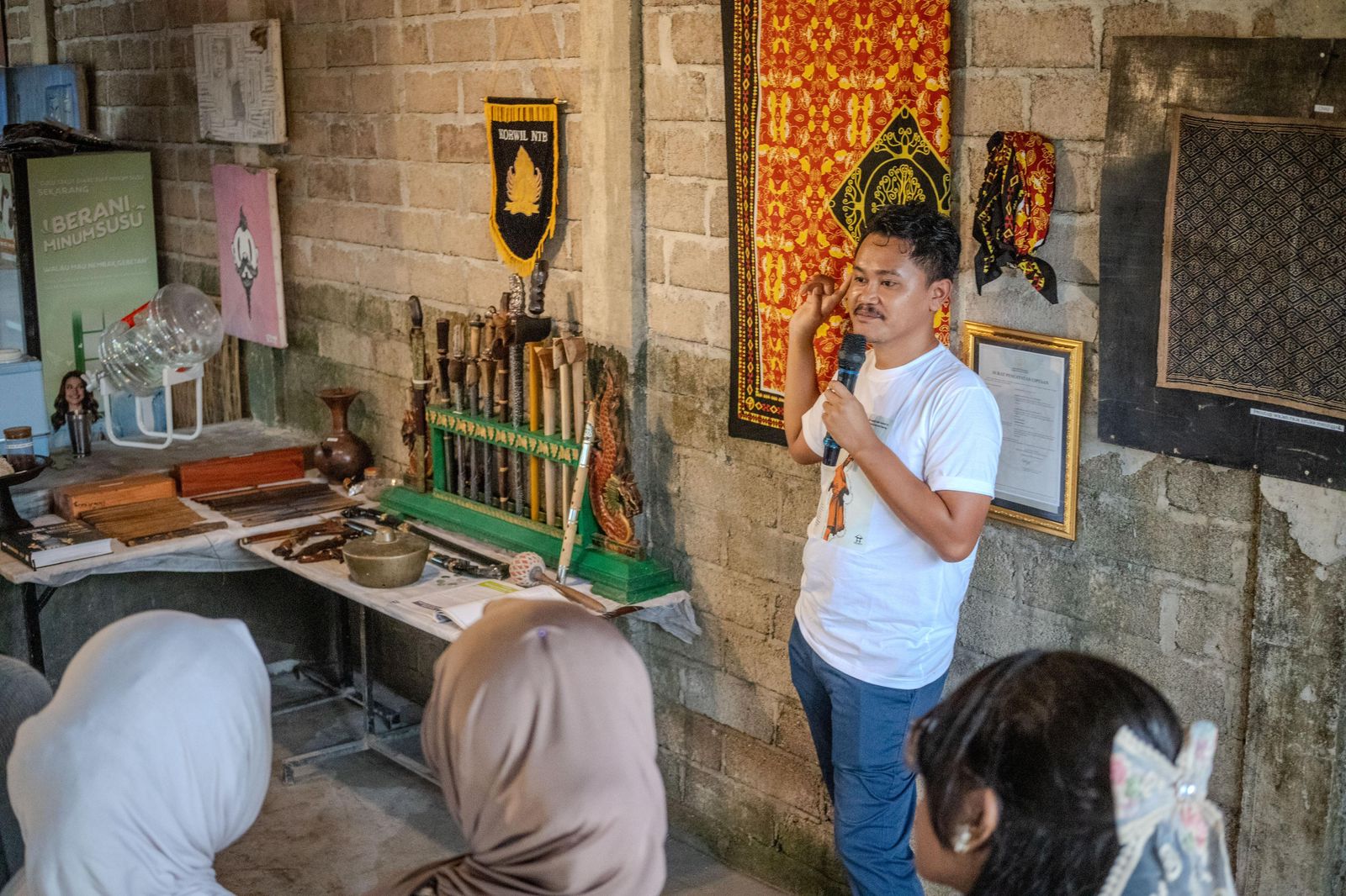 Budayawan KLU sekaligus owner Kolanta Coffee Raden Prawangsa memberikan edukasi budaya pada anak-anak muda Lombok Utara.