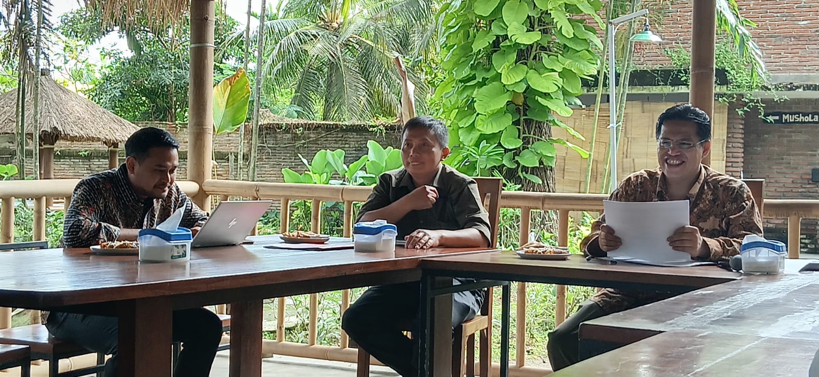 Kepala Perwakilan Bank Indonesia Provinsi NTB Berry Arifsyah Harahap (kanan) saat paparkan Bank Indonesia sikapi proyeksi penurunan Pertumbuhan Ekonomi Global di Mataram, Rabu (7/5).