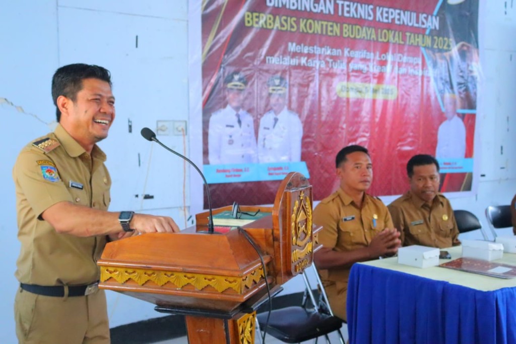 SAMBUTAN: Bupati Dompu Bambang Firdaus menyampaikan sambutan pada kegiatan Bimtek Kepenulisan Berbasis Konten Budaya Lokal di Gedung PKK, Selasa (6/5).